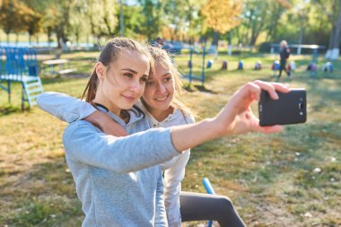 Bir akıllı telefon ile bir selfie alarak güzel kızlar.