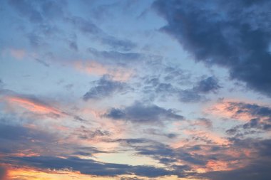 Gökyüzünün büyüleyici bir parçası, batan güneş tarafından aydınlatılan çok renkli bulutların yer aldığı doğal bir zemin, nefes kesen renk ve desenlerden oluşan bir tuval yaratıyor.