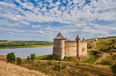 Sabah güneşi sis, Batı Ukrayna ile Khotyn Antik kale. Dinyester Nehri kıyısında Görkemli sur, Ukrayna'nın en ünlü ve en büyük kalelerinden biri.