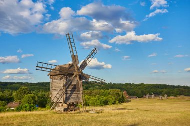 Geleneksel Ukrayna yel değirmeni bir güzel yaz günü, Kiev, Ukrayna Pirogovo, Ulusal Mimarlık Müzesi