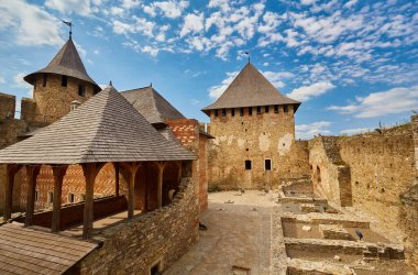 Khotyn Fortess, Ukrayna kalesi. Ukrayna 'nın yedi harikasından biri. Khotyn Kalesi 'nin dış görünüşü, Khotyn kasabasındaki Dinyester kıyısında güçlendirme kompleksi, açık hava.