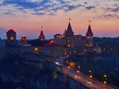 gece yarısı harap Ortaçağ Kalesi içinde kamenetz-podolsk, Ukrayna panoramik