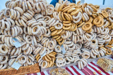 Taze yığın simit masada. Bohça-in simit Fuarı satışında satılmaktadır