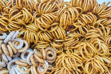 Taze çıtır kraker ya da simit bir sokak yemeği festivalinde satılıyor. Paskalya panayırında sokak yemeği. Geleneksel bahar festivali.