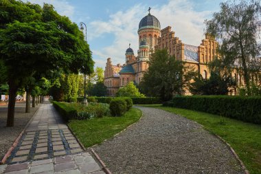 Chernivtsi Ulusal Üniversitesi. Bukovinian ve Dalmaçyalıların eski konutlarının Metropolitan kanadı. Bizans ve Fas mimarisi. Kartpostal stili. Açık hava çekimi