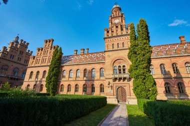 Chernivtsi Ulusal Üniversitesi. Bukovinian ve Dalmaçyalıların eski konutlarının Metropolitan kanadı. Bizans ve Fas mimarisi. Kartpostal stili. Açık hava çekimi