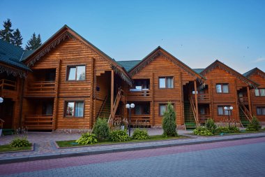 Ukrayna 'nın Bukovel kayak merkezindeki ahşap kulübeler. Karpat dağlarında yaz tatili