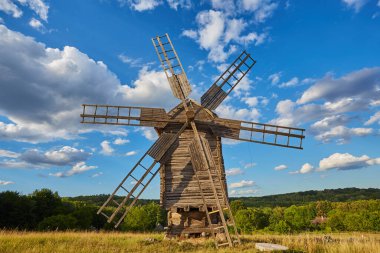 Eski Ukrayna rüzgar gülü dramatik gökyüzü altında, Kiev, Ukrayna