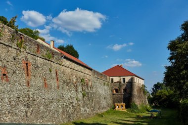 Güneşli bir günde Ukrayna kalede Uzhhorod görüntüleyin