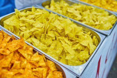 Fuarda el yapımı üçgen patates cipsi.