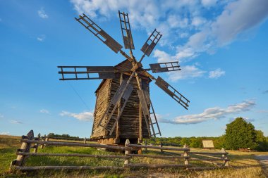 Eski Ukrayna rüzgar gülü dramatik gökyüzü altında, Kiev, Ukrayna