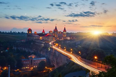 İlkbaharda Kamianets-Podilskyi kalesinin dramatik manzarası. Ukrayna