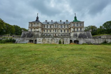 Pidhirtsi Şatosu, gerçek bir mimari mücevher, Ukrayna kırsalının ortasında gururla duruyor. Çarpıcı Rönesans ve Barok tasarımı ile kale, tarih ve güzelliğin büyüleyici bir karışımı.
