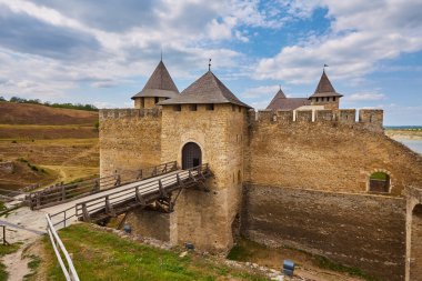 Khotyn Fortess, Ukrayna kalesi. Ukrayna 'nın yedi harikasından biri. Khotyn Kalesi 'nin dış görünüşü, Khotyn kasabasındaki Dinyester kıyısında güçlendirme kompleksi, açık hava.