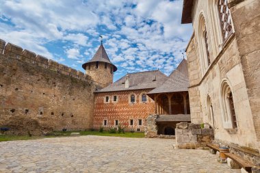 Khotyn Fortess, Ukrayna kalesi. Ukrayna 'nın yedi harikasından biri. Khotyn Kalesi 'nin dış görünüşü, Khotyn kasabasındaki Dinyester kıyısında güçlendirme kompleksi, açık hava.