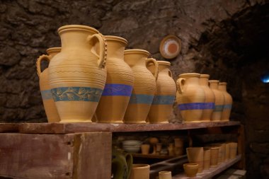 Seramik ürünlerin üretimi, atölye çalışması. Seramik parça donanımlı güzel arkaplan