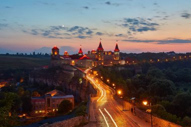 Gece geç saatlerde Podolsky kasabasındaki eski ortaçağ kalesi. Ukrayna 'daki ortaçağ şatosunun antik güzel manzarası.