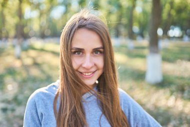 Sportif kız parkta dinleniyor. Sağlıklı bir yaşam biçimi. Sabah parkta