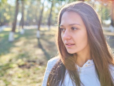 Doğal güzellik. Parktaki gülümseyen kızın güneşli portresi