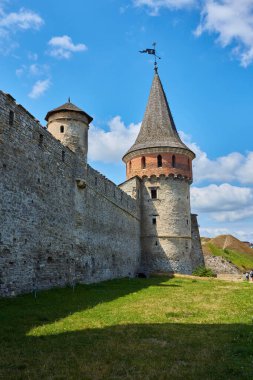 Kamianets-Podilskyi, Ukrayna 'nın tarihi bölgesinde. Eski bir Rutenya-Litvanya şatosu ve daha sonra üç bölümden oluşan bir Polonya kalesi..