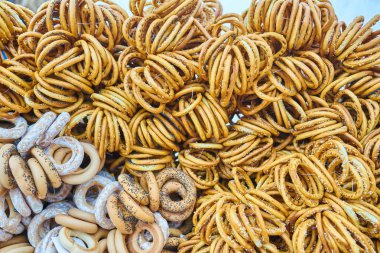 Taze yığın simit masada. Bohça-in simit Fuarı satışında satılmaktadır