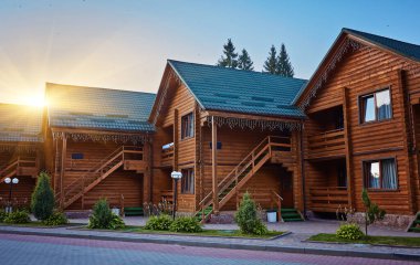 Ukrayna 'nın Bukovel kayak merkezindeki ahşap kulübeler. Karpat dağlarında yaz tatili