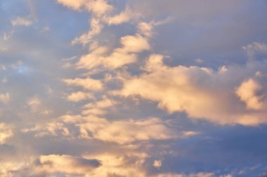 Gün batımında gökyüzünün büyüleyici bir görüntüsü, canlı renkler bulutları boyuyor. Doğanın dansı başlıyor, bulutlar zarif bir şekilde akşam ışığında hareket ediyor.