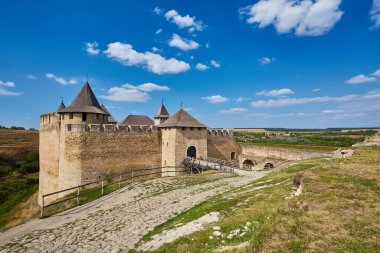 Sabah güneşi sis, Batı Ukrayna ile Khotyn Antik kale. Dinyester Nehri kıyısında Görkemli sur, Ukrayna'nın en ünlü ve en büyük kalelerinden biri.