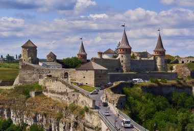 İlkbaharda Kamianets-Podilskyi kalesinin dramatik manzarası. Ukrayna