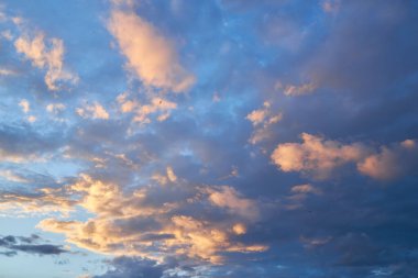 Gün batımında renkli bulutlu bir gökyüzü. Rengi değişmiş. Gökyüzü dokusu, soyut doğa arkaplanı