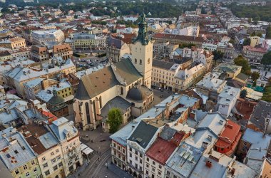 Ukrayna 'daki katolik katedralin manzarası, Lviv şehrinin panoramik manzarası.