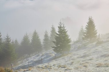 Dağlarda ilk buzları olan harika sonbahar manzarası