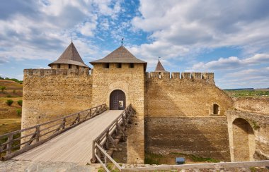 14. yüzyılda inşa Hotin Kalesi. Kale duvarı ve kule tepeleri closeup arasında üst görünümü arka planda Dinyester Nehri ve onun sol Bankası'nda erken ilkbahar, Ukrayna