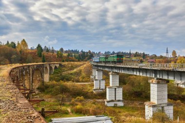 Tren Winnipesaukee Gölü 'nün etrafında dolanıyor ve özellikle sonbaharda çok değerli.