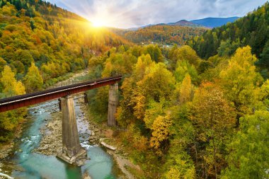 Batı Ukrayna 'daki Karpat Dağları' ndaki güzel bir dağ köyü Yaremche 'nin hava manzarası. Dağ nehri, evler ve oteller, sonbahar ormanı, kayalar. Güzel manzaralar ve doğa..