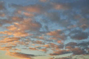 Gökyüzünün büyüleyici bir parçası, batan güneş tarafından aydınlatılan çok renkli bulutların yer aldığı doğal bir zemin, nefes kesen renk ve desenlerden oluşan bir tuval yaratıyor.