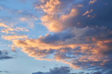 Gün batımında renkli bulutlu bir gökyüzü. Rengi değişmiş. Gökyüzü dokusu, soyut doğa arkaplanı