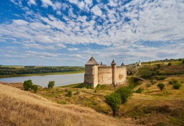14. yüzyılda inşa Hotin Kalesi. Kale duvarı ve kule tepeleri closeup arasında üst görünümü arka planda Dinyester Nehri ve onun sol Bankası'nda erken ilkbahar, Ukrayna