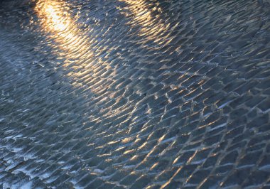 eski ıslak taş döşeli Cadde Sokak road, yağmur sonra düşük açılı