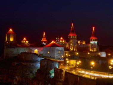 İlkbaharda Kamianets-Podilskyi kalesinin dramatik manzarası. Ukrayna