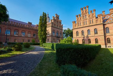 Chernivtsi Ulusal Üniversitesi. Bukovinian ve Dalmaçyalıların eski konutlarının Metropolitan kanadı. Bizans ve Fas mimarisi. Kartpostal stili. Açık hava çekimi