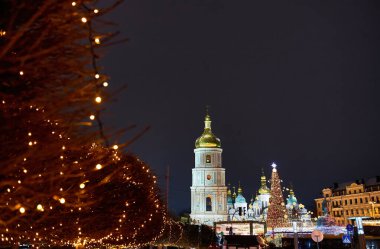 Kiev geceleri dışarıda ışıklar ile Noel ağacı. Sophia Cathedral arka plan üzerinde. Yeni yıl kutlama
