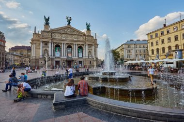 Lviv, Ukrayna - 10 Ağustos 2016: Ulusal Akademik Opera ve Bale Tiyatrosu, Solomiya Krushelnytska Frontal Viewpoint with Fountain