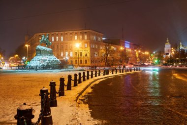 Bogdan Khmelnitsky Kiev anıt. Akşam.
