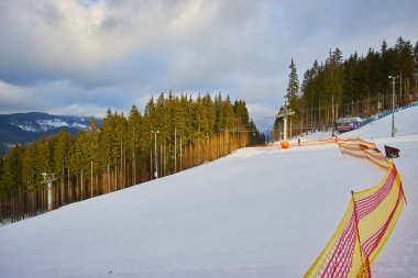 Bukovel, Ukrayna - 27 Şubat 2019: Sandalye kaldırma ile kayak pisti, Bukovel tatil beldesi, Karpatya dağları, Ukrayna