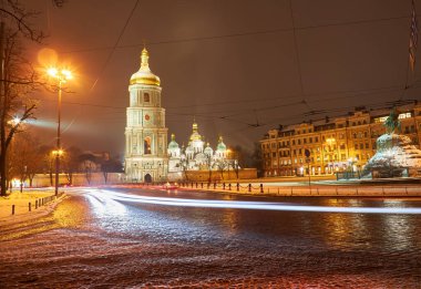 Saint Michael'ın kare ilk gece (Kiev, Ukrayna) görüntüleyin. Sokaklar ve Binalar kar ile toz yüzden kış sezonu.