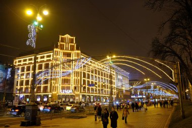 Kyiv-Ukrayna. 20 Aralık 2020: İnsanlar Kyiv 'in merkez bölgesinde akşam caddesi boyunca yürüyorlar. İnsanlar Khreshhatyk caddesinde yürüyor. Akşam Ukrayna 'nın ana caddesinde. Akşam şehrinin aydınlık caddesi