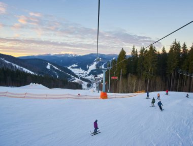 Bukovel, Ukrayna - 27 Şubat 2019: Sandalye kaldırma ile kayak pisti, Bukovel tatil beldesi, Karpatya dağları, Ukrayna