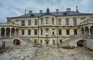 Ortaçağ Pidhirtsi Şatosu yaz güneşinde, Pidhirtsi köyü, Lviv bölgesi, Ukrayna