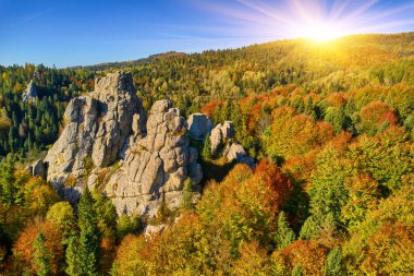 İnsansız hava aracından Tustan kalesine - Urych köyünde sonbahar zamanında ulusal öneme sahip arkeolojik ve doğal anıt, Ukrayna. Peyzaj fotoğrafçılığı